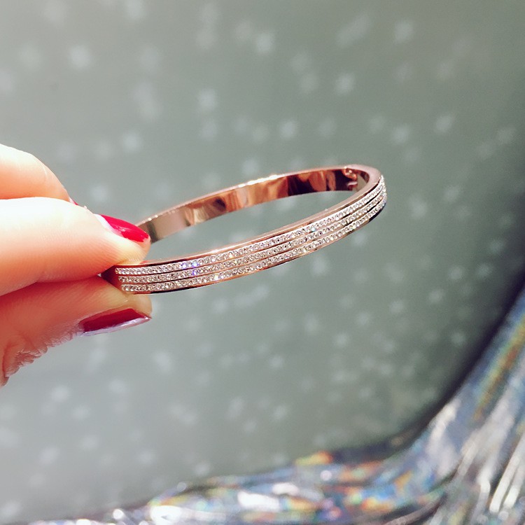 Vòng tay thời trang V82 xi mạ tĩnh điện cao cấp