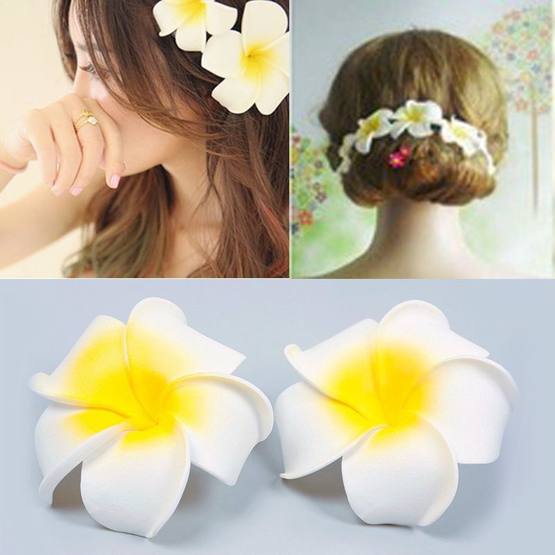 2 cái hình hoa lan dùng để cài tóc.