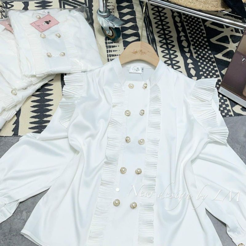 Áo sơ mi trắng tay bèo cúc đồng sang chảnh