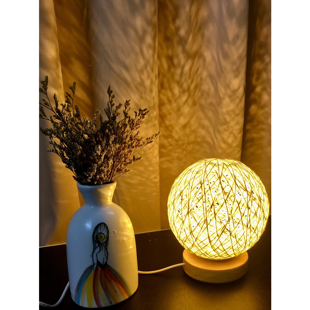 Đế gỗ - Chất liệu mây tre – Có thể điều chỉnh độ sáng
