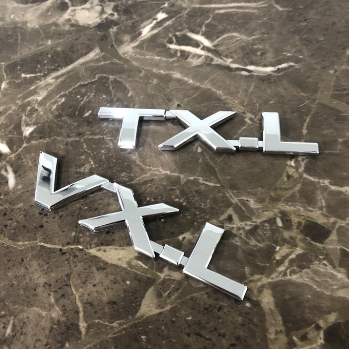 Decal tem chữ inox V6, VX, TX.L, VX.L dán trang trí xe ô tô (HÀNG LOẠI 1)