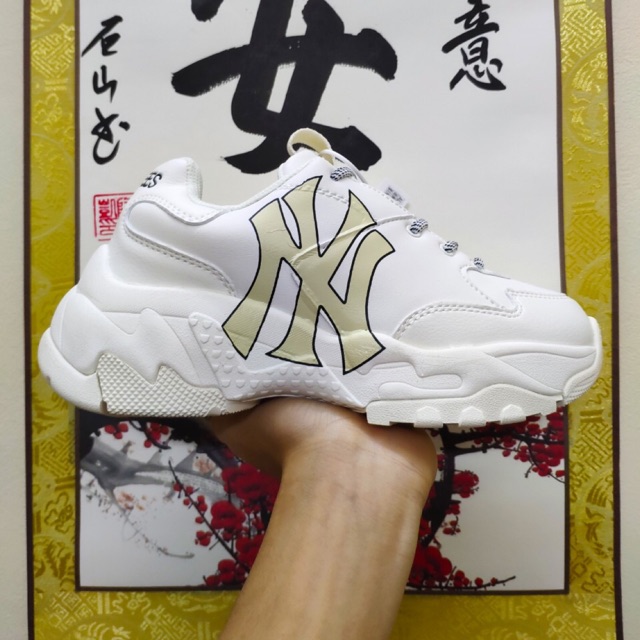 M.L.B ny vàng
