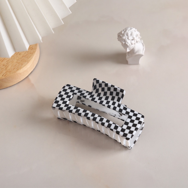 Kẹp tóc nhựa kẻ ca rô trắng đen