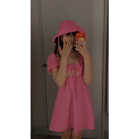 Váy đầm tay bồng khoét ngực H&M và mũ H&M cùng màu