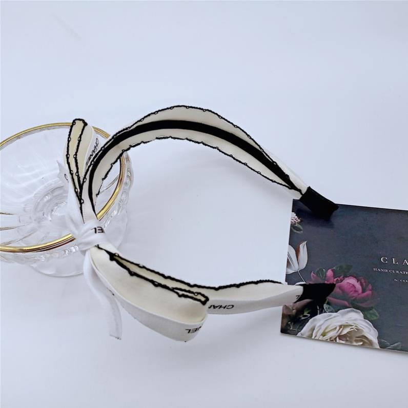 Băng đô bờm cài tóc nơ lệch vải lụa satin viền ren 2 màu đen trắng xinh xắn Hàn Quốc, June accessories