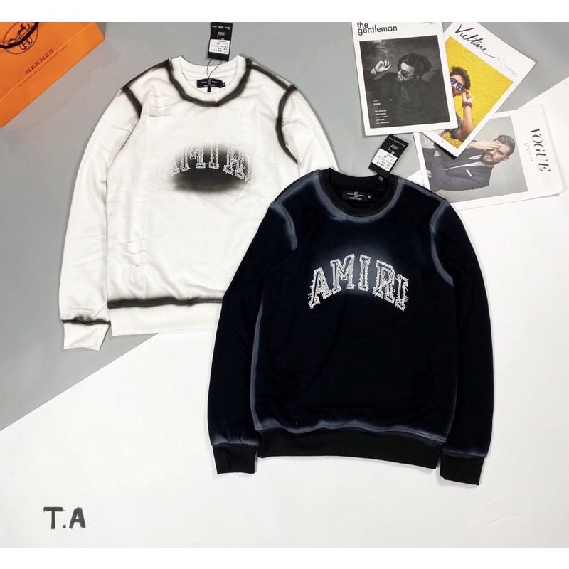 Áo nỉ dài tay Arimi có hoạ tiết viền và chữ hai mầu trắng đen, Áo thun thời trang nam nữ phong cách btshop từ 50 đến 75.