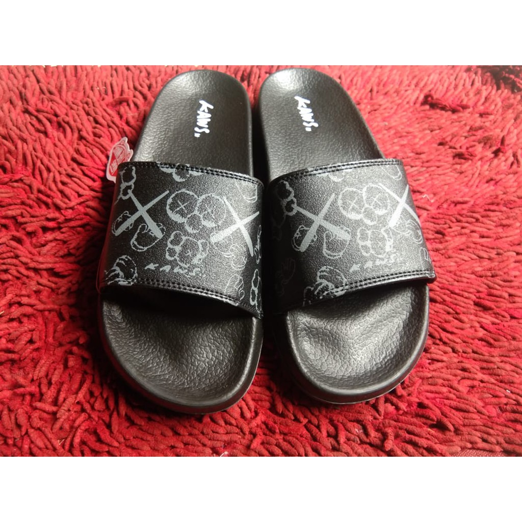 Giày Sandal In Hình Kaws Độc Đáo Thời Trang Cho Nam Nữ