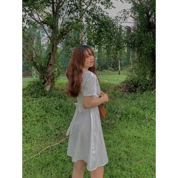Đầm trắng nơ lưng tay ngắn