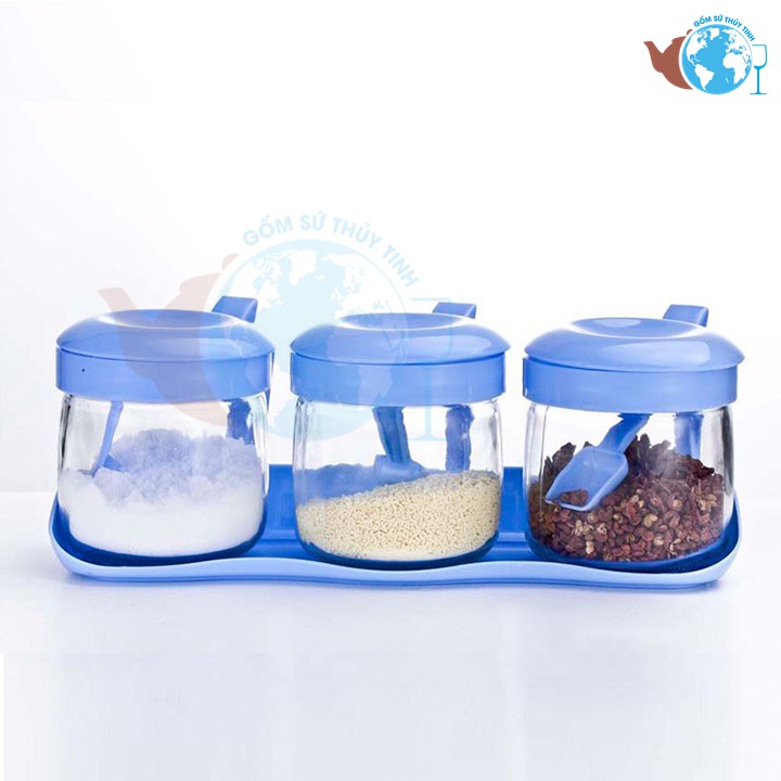Combo 3 lọ đựng gia vị bằng thủy tinh 300ml có nắp đậy và kèm muỗng và khay nhựa CHZ3403 màu ngẫu nhiên