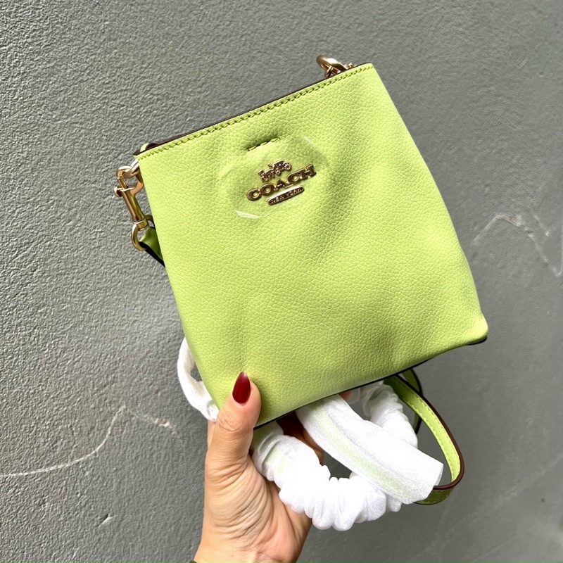 Túi xách nữ mini Coach da mềm, khoá miệng cúc bấm, 1 ngăn nhỏ ở giữa kéo khoá