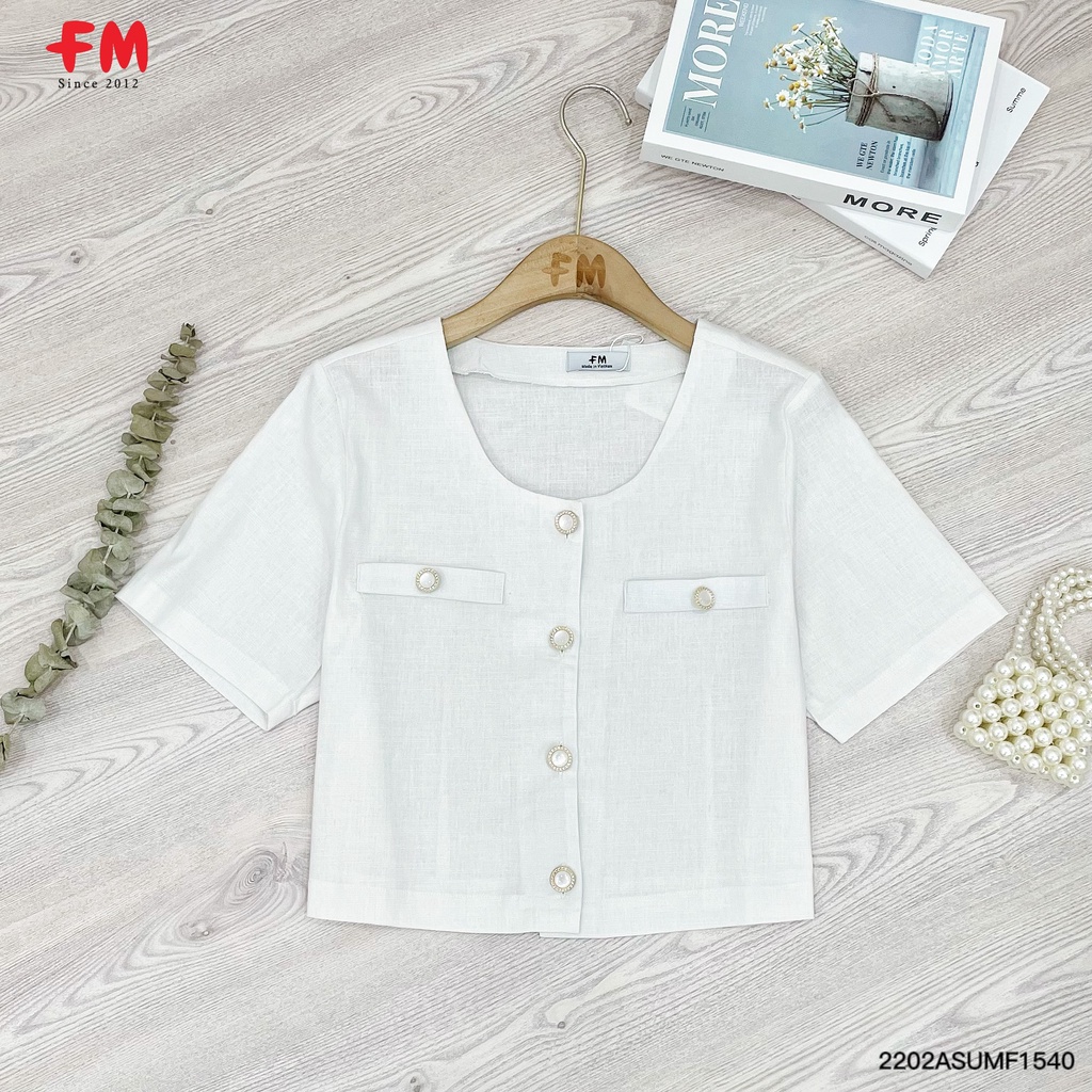 Áo kiểu nữ cổ tròn dáng lửng đính nút ngọc trai xinh xắn FM Style 220215415