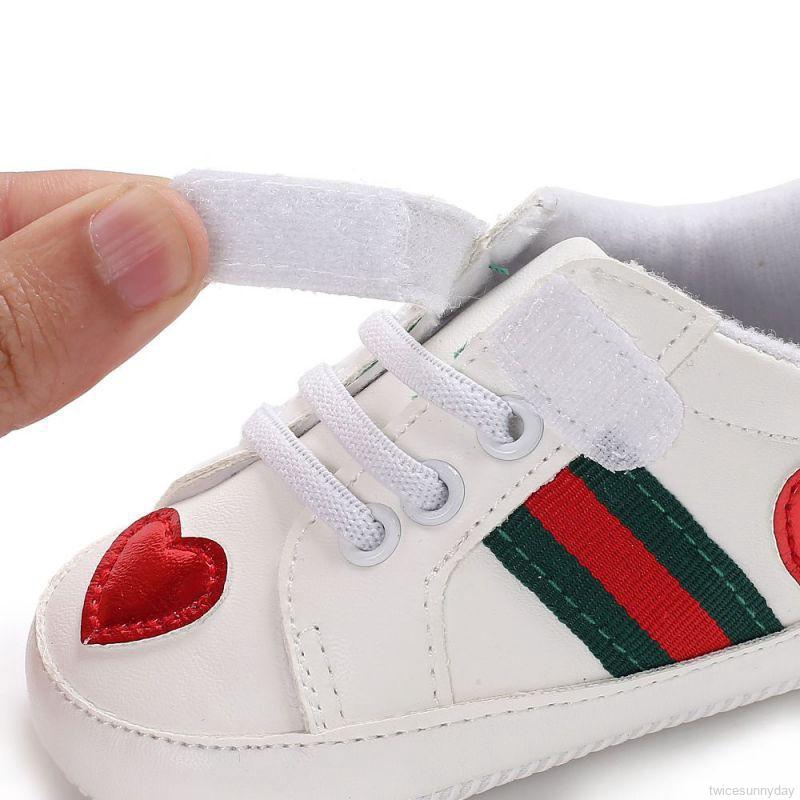 Giày thể thao màu trắng đơn giản dành cho em bé