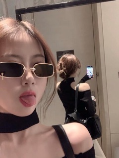 Áo len mỏng hở vai
