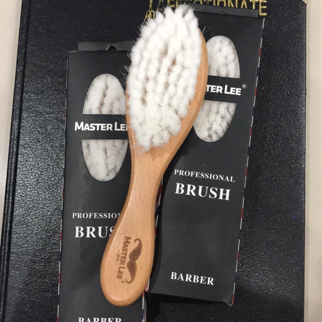 Lược Bàn Chải Chổi phủi tóc Barber Master Lee sang trọng, đẳng cấp cho salon barber shop nam nữ Cán Gỗ Lông trắng mềm