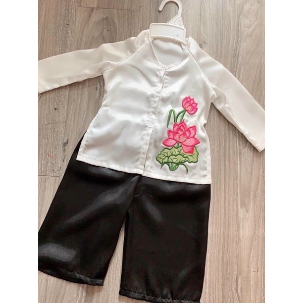 Yếm đào thêu/ bà ba sen thêu hàng thiết kế cho bé gái