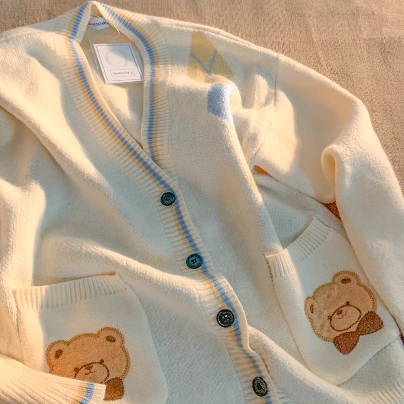 Áo cardigan len cổ V có túi hình có gấu dễ hưn form to