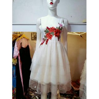 Đầm nhũ trắng thêu hoa