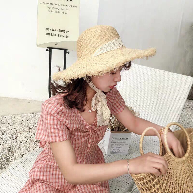 Mũ cói đi biển - RAFFIA Straw mềm - vành rộng viền tua - thắt dây ren trắng (Quảng Châu loại 1)