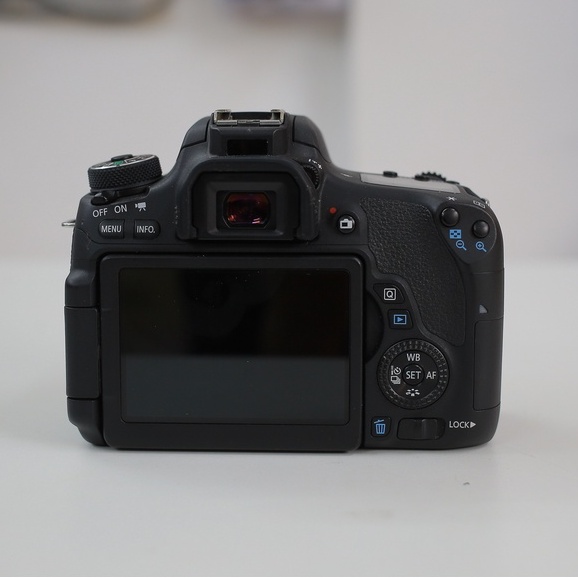 Bộ máy ảnh Canon EOS 8000D  kèm ống kính Canon EF-S 18-55mm STM