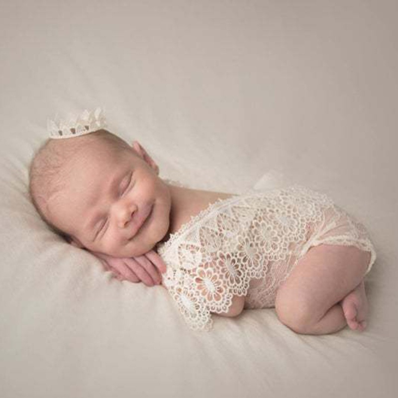 Bộ áo liền quần ren khoét rỗng kèm vương miện đội đầu dùng làm phụ kiện chụp hình cho bé sơ sinh