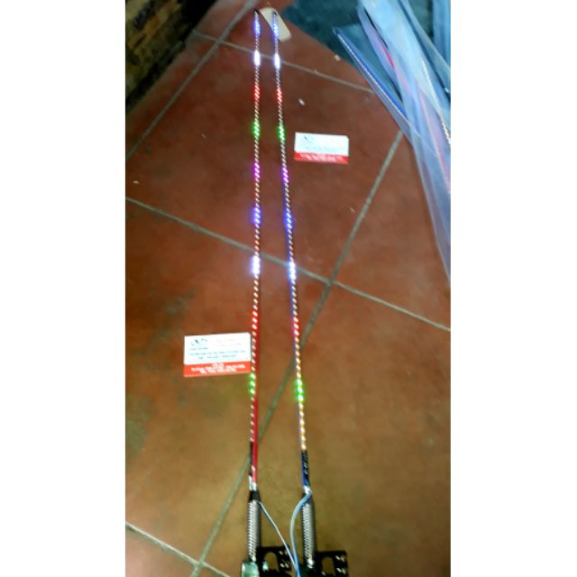 đôi ăng ten nháy đuổi 7 màu ô tô 12v, 24v cực đẹp hàng runlai hoặc thường trang  trí xe 1m