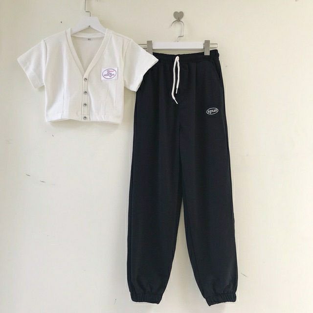 Áo croptop nút cổ V hình thêu siêu hot