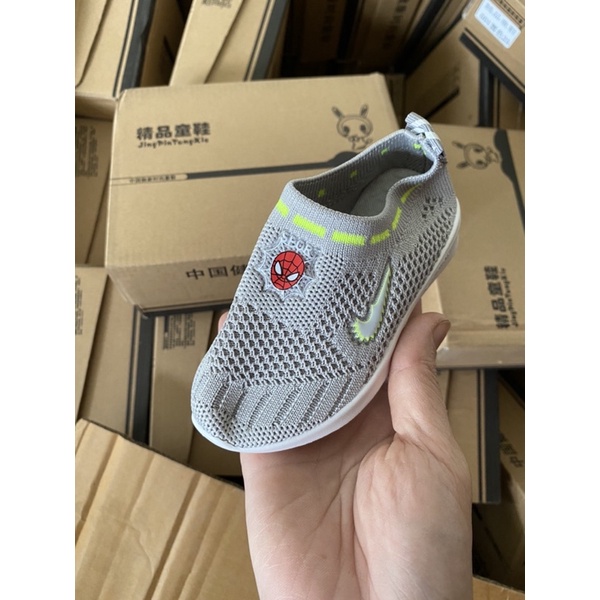 Giày lười len chun xám logo siêu nhân nhện cho bé trai size 22-33