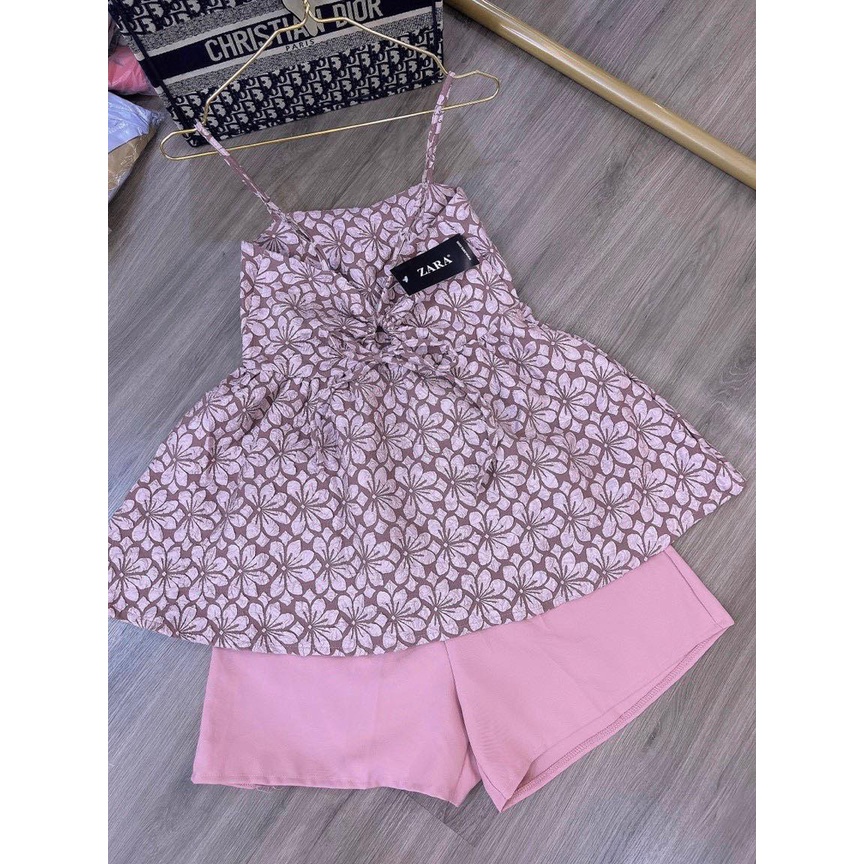 Set hai dây, vải gấm họa tiết hoa, có phần thắt lưng phía sau cho nữ mặc đi chơi siêu điệu đà, dễ thương