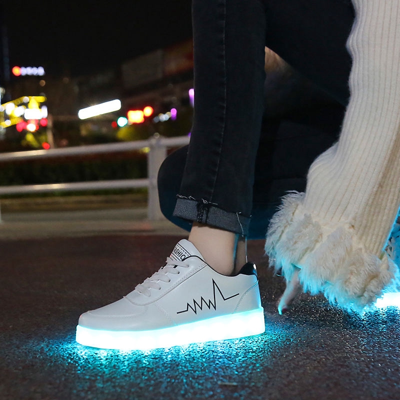 Giày nhảy có đế tích hợp đèn LED phát sáng độc đáo