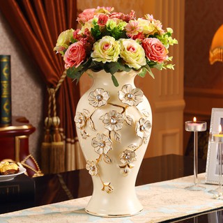Bình hoa trang trí thu hút tài lộc cho gia chủ