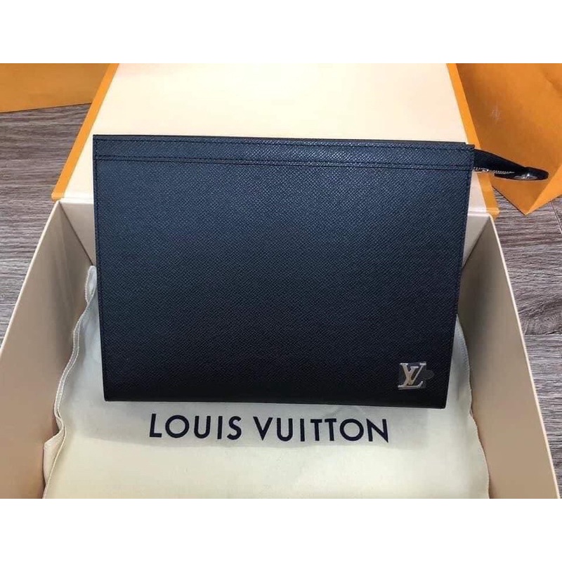 Ví Clutch LV Pochette Voyage Taiga Leather in Black fullbox vân da xước