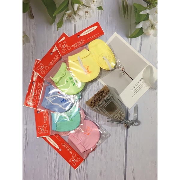 Set gồm 1 đôi bao tay + 1 đôi bao chân