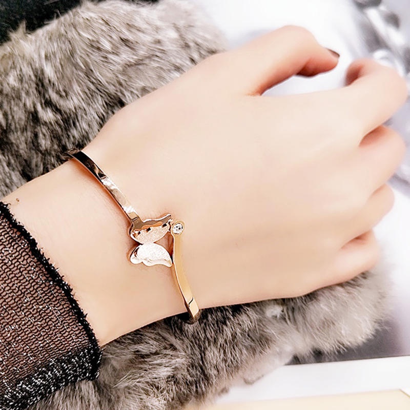 Vòng tay titan nữ không gỉ hình bướm phun cát lấp lánh thời trang sang trọng