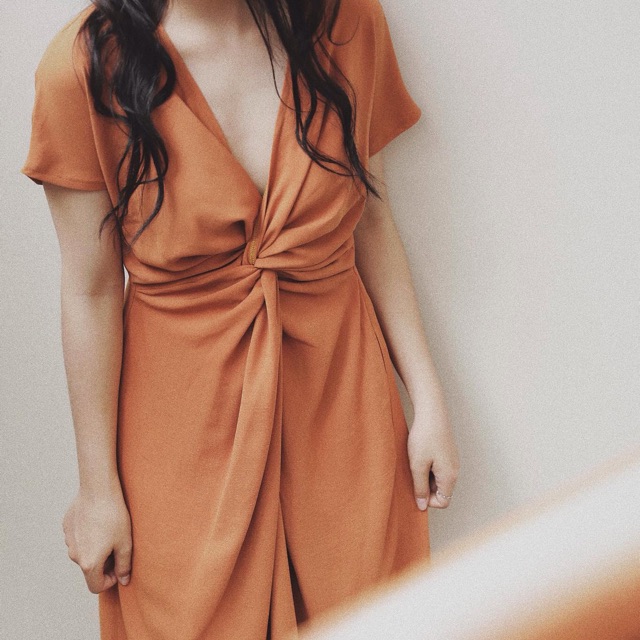 Váy xoắn ngực cam
