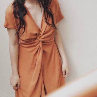 Váy xoắn ngực cam