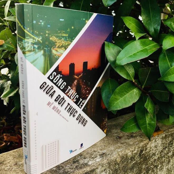 Sách -  Sống Thực Tế Giữa Đời Thực Dụng( Tái bản 2021) [AZVietNam]