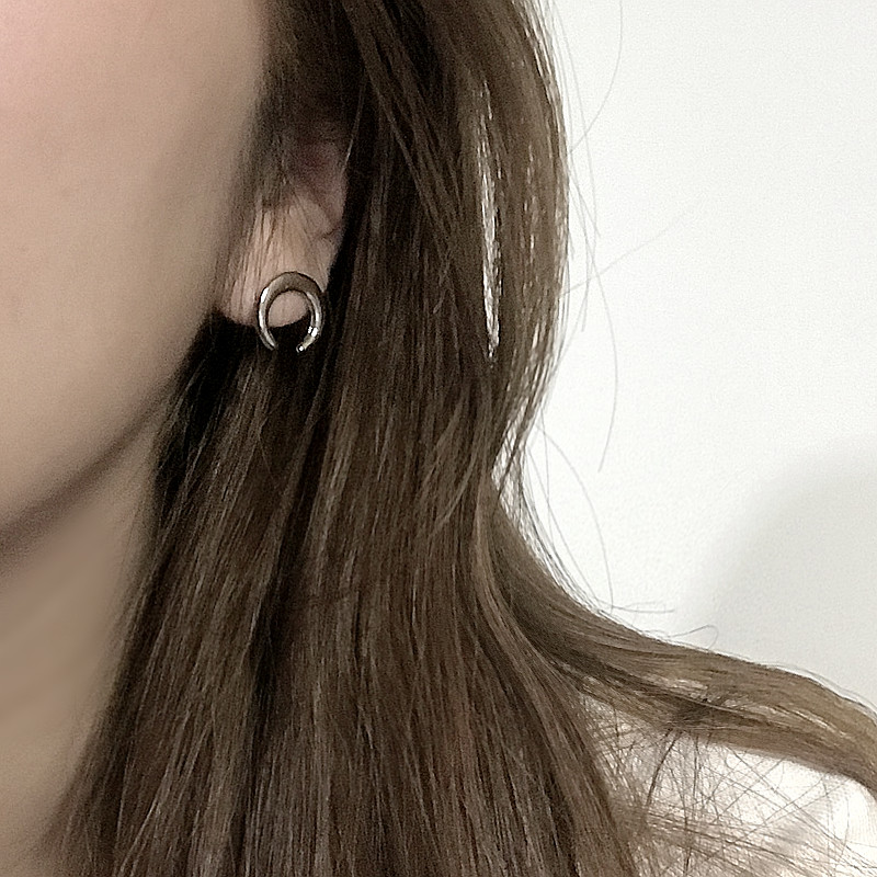 Khuyên tai mini hình bán nguyệt dễ phối đồ thời trang xinh xắn 19062