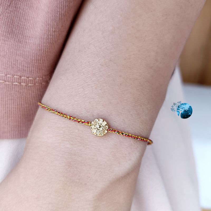 Vòng tay tết dây chỉ ngũ sắc mix hoa đồng tiền vàng kim