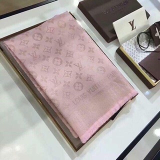 Khăn vuông Lv Ánh nhũ hồng. 350 full bõ kèm thẻ bill