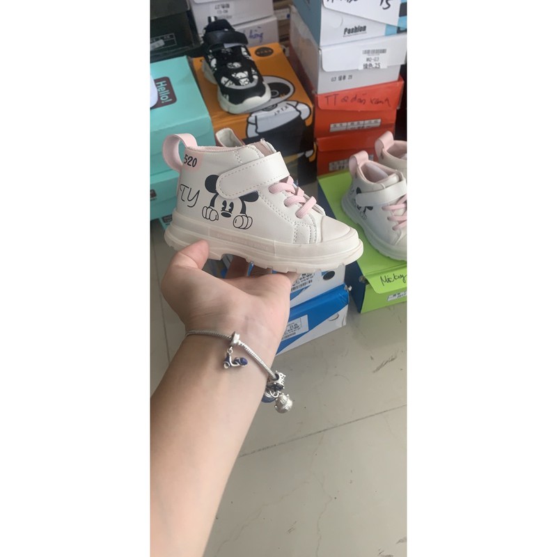 Giầy bAta bé trAi