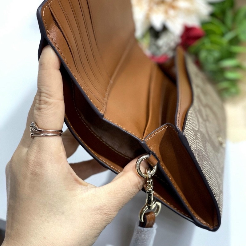 Ví gập Coach size trung da thật pha canvas kèm móc tay tiện dụng