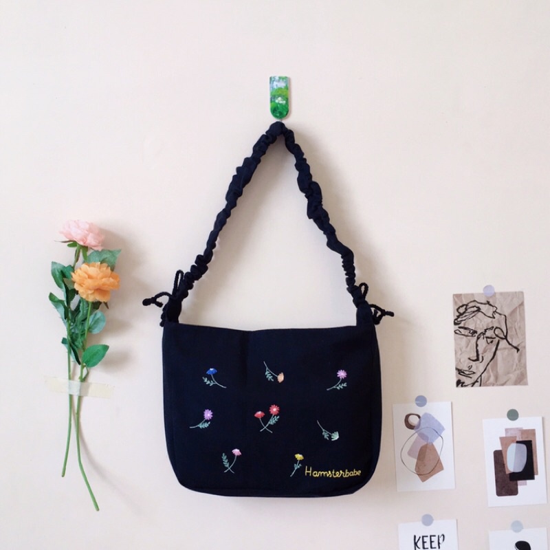Túi Vải đeo chéo dây rút thêu hoa và tên phong cách unisex