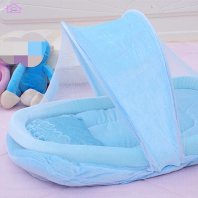 Nệm nằm có màn ngủ chống muỗi tiện dụng khi đi du lịch cho bé