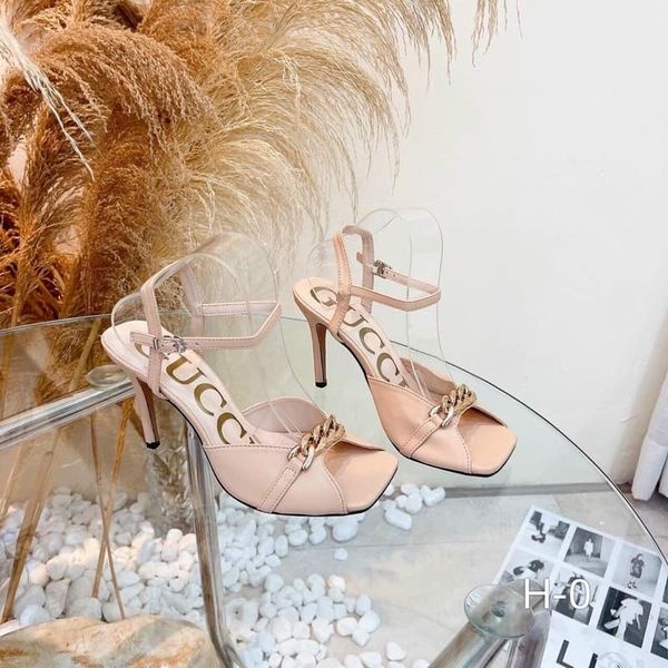 Cao gót quai hậu phối xích vàng - sang trọng