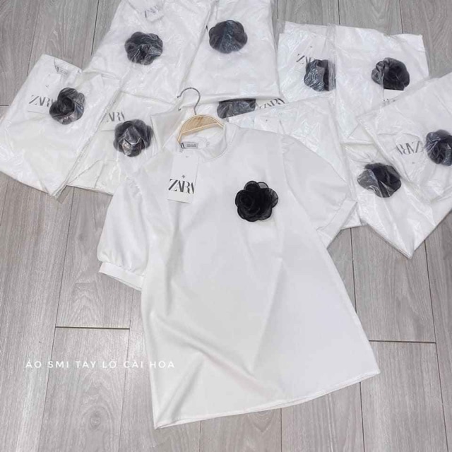 Áo trắng kèm hoa