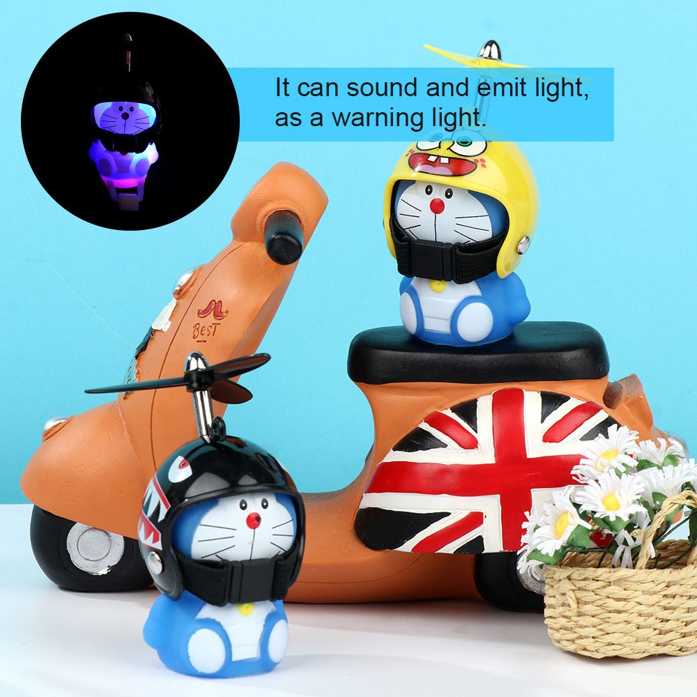 Vịt vàng đội mũ bảo hiểm có đèn bằng tre họa tiết Doraemon