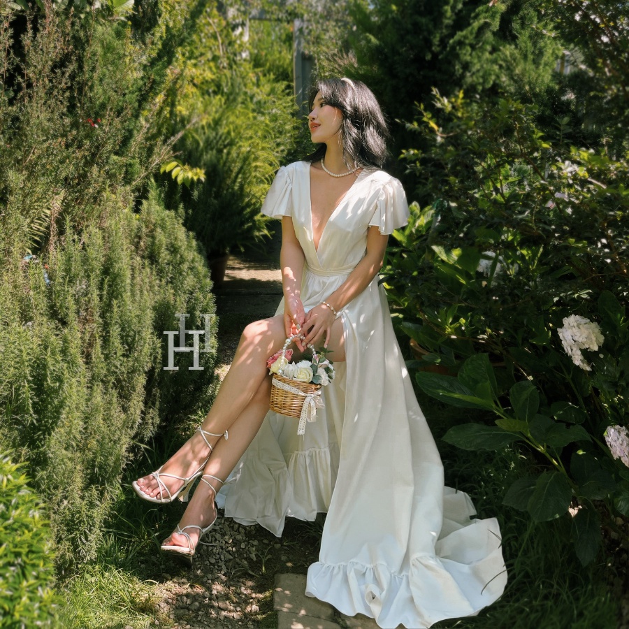 Đầm maxi trắng xẻ đùi cổ chử V hở lưng lai bèo HDC49 Hỉn Hỉn Store