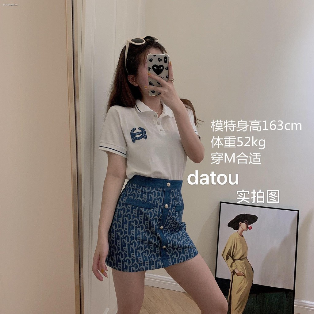 Bộ áo sơ mi có thêu chữ và chân váy jean thời trang dành cho bạn nữ