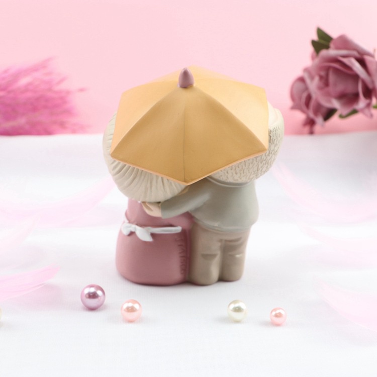 Mô hình 2 ông bà đan len, che ô đánh đàn, chất liệu PVC biểu tượng hạnh phúc trang trí quà tặng kỉ niệm-Ráp