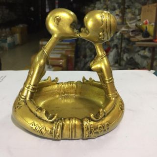 Gạt tàn thuốc lá khắc hoạ hình ảnh ngộ độc lạ